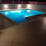 Helles Doppelzimmer Mit Bad, Terrasse Und Pool, Seperater Eingang, Liznjan, Istrien
