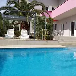 Pensión Helles Doppelzimmer Mit Bad, Terrasse Und Pool, Seperater Eingang, Liznjan, Istrien Ližnjan