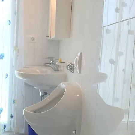 Pensionat Helles Doppelzimmer Mit Bad, Terrasse Und Pool, Seperater Eingang, Liznjan, Istrien 4*