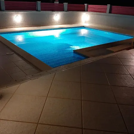 Helles Doppelzimmer Mit Bad, Terrasse Und Pool, Seperater Eingang, Liznjan, Istrien