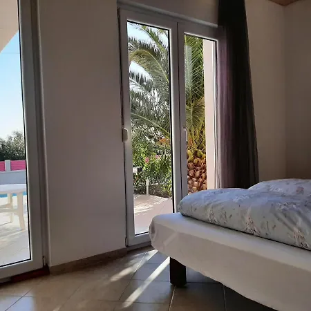 Helles Doppelzimmer Mit Bad, Terrasse Und Pool, Seperater Eingang, Liznjan, Istrien 4* Liznjan