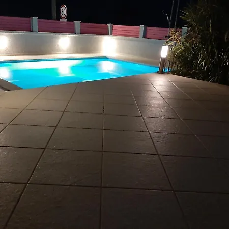 Pensionat Helles Doppelzimmer Mit Bad, Terrasse Und Pool, Seperater Eingang, Liznjan, Istrien Ližnjan