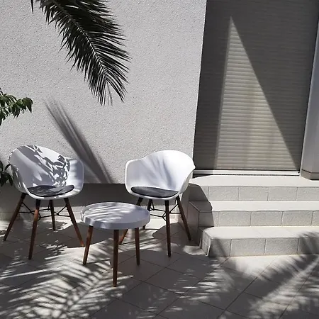 Pensionat Helles Doppelzimmer Mit Bad, Terrasse Und Pool, Seperater Eingang, Liznjan, Istrien