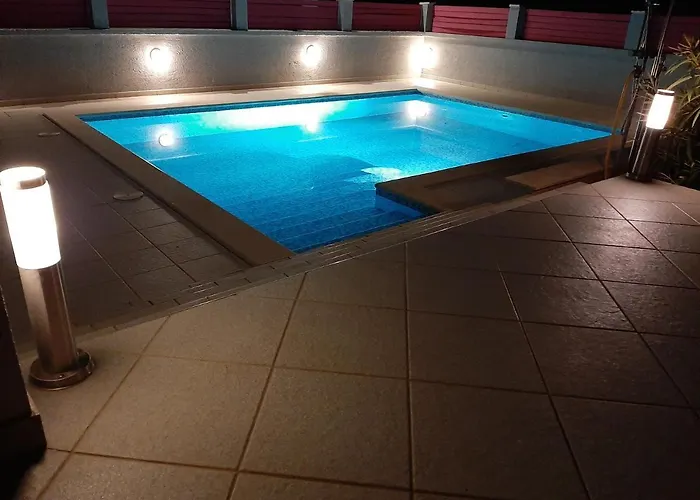 Helles Doppelzimmer Mit Bad, Terrasse Und Pool, Seperater Eingang, Liznjan, Istrien