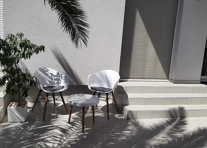 게스트하우스 Helles Doppelzimmer Mit Bad, Terrasse Und Pool, Seperater Eingang, Liznjan, Istrien