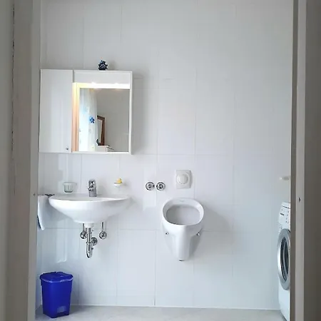 Gasthof Helles Doppelzimmer Mit Bad, Terrasse Und Pool, Seperater Eingang, Liznjan, Istrien Ližnjan