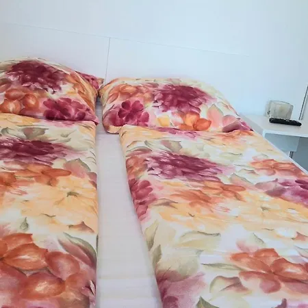 Casa de hóspedes Helles Doppelzimmer Mit Bad, Terrasse Und Pool, Seperater Eingang, Liznjan, Istrien Ližnjan