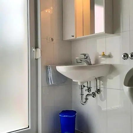 Gasthof Helles Doppelzimmer Mit Bad, Terrasse Und Pool, Seperater Eingang, Liznjan, Istrien Ližnjan