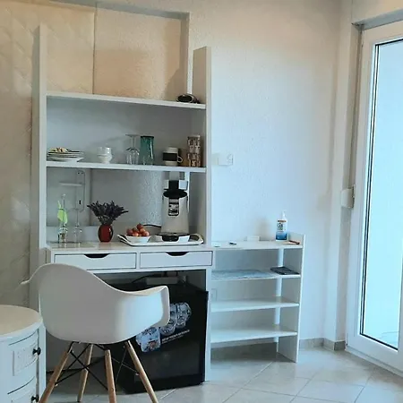 Helles Doppelzimmer Mit Bad, Terrasse Und Pool, Seperater Eingang, Liznjan, Istrien 4*