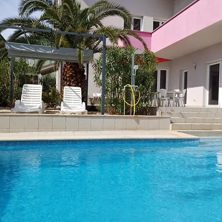 Гостевой дом Helles Doppelzimmer Mit Bad, Terrasse Und Pool, Seperater Eingang, Liznjan, Istrien Лижнян