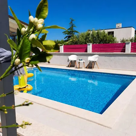 Gasthof Helles Doppelzimmer Mit Bad, Terrasse Und Pool, Seperater Eingang, Liznjan, Istrien Ližnjan