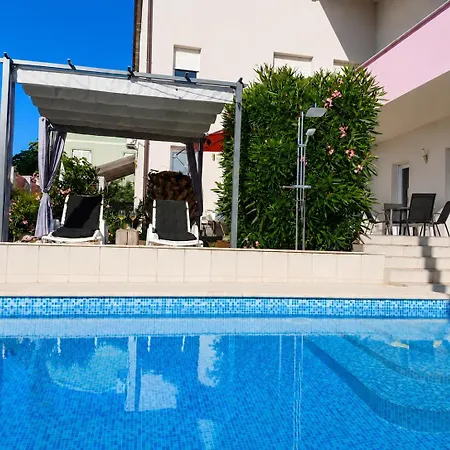 Helles Doppelzimmer Mit Bad, Terrasse Und Pool, Seperater Eingang, Liznjan, Istrien Gasthof