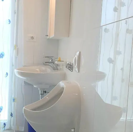 Gæstehus Helles Doppelzimmer Mit Bad, Terrasse Und Pool, Seperater Eingang, Liznjan, Istrien 4*